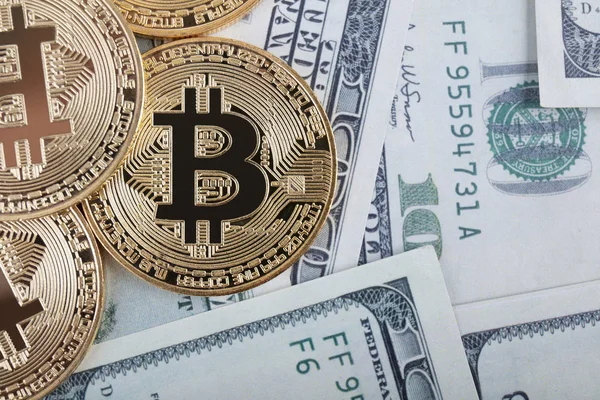 Bitcoin de oro en nosotros dólares de cerca — Foto de Stock