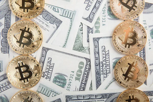 Gouden Bitcoin munt op ons dollars close-up — Stockfoto