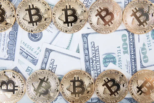 Gouden Bitcoin munt op ons dollars close-up — Stockfoto