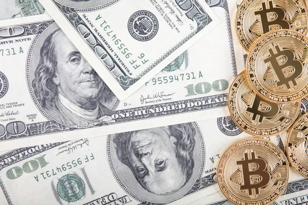 Gouden Bitcoin munt op ons dollars close-up — Stockfoto