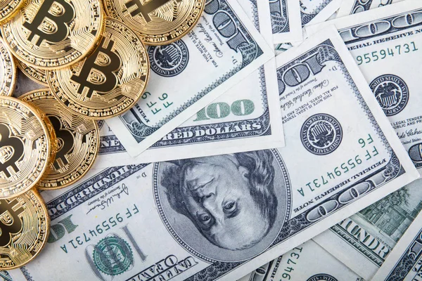 Gouden Bitcoin munt op ons dollars close-up — Stockfoto