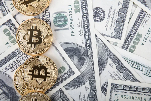 Gouden Bitcoin munt op ons dollars close-up — Stockfoto