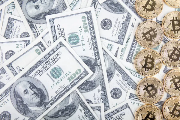 Guld bitcoin mynt på oss dollar närbild — Stockfoto