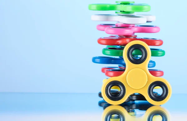 Gruppe fidget spinner stressabbau spielzeug bunt — Stockfoto