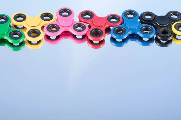 Gruppo fidget spinner stress alleviare giocattolo colorato — Foto Stock