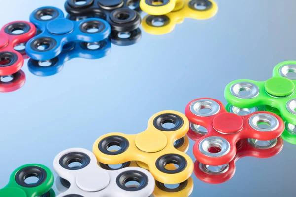 Gruppe fidget spinner stressabbau spielzeug bunt — Stockfoto