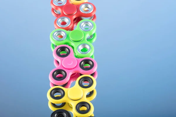 Grupp fidget spinner stress lindra leksak färgglada — Stockfoto