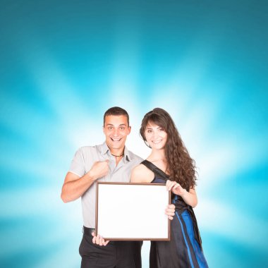 Aşık genç bir çift. Yakışıklı olan ve üzerinde poz ile güzel kız 