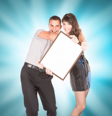 Aşık genç bir çift. Yakışıklı olan ve üzerinde poz ile güzel kız 