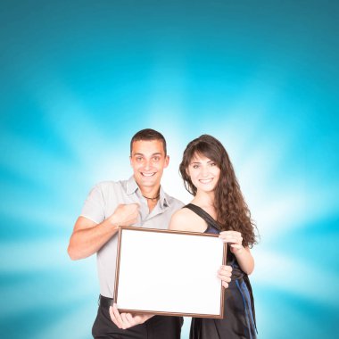 Aşık genç bir çift. Yakışıklı olan ve üzerinde poz ile güzel kız 