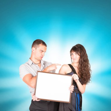 Aşık genç bir çift. Yakışıklı olan ve üzerinde poz ile güzel kız 