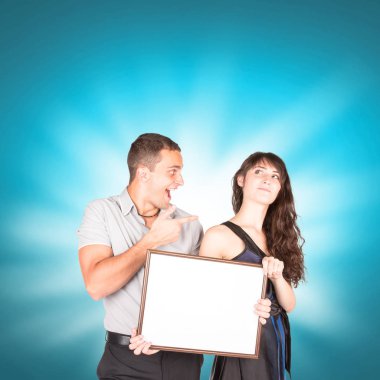 Aşık genç bir çift. Yakışıklı olan ve üzerinde poz ile güzel kız 