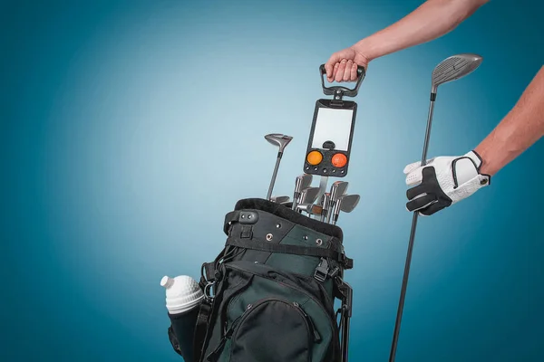 Equipamento de golfe profissional em estúdio sobre fundo verde e azul — Fotografia de Stock