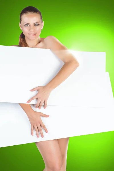 Mulher bonita com uma pose branca vazia em branco no studi — Fotografia de Stock