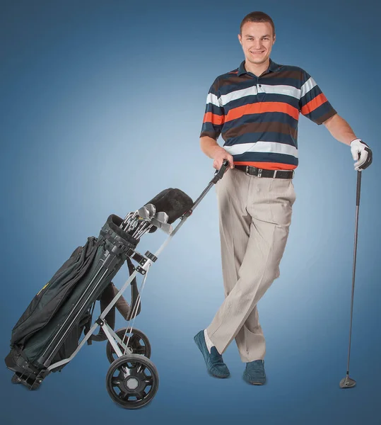 Emocjonalne przystojny golfista gracz poza w studio na niebieski i gree — Zdjęcie stockowe