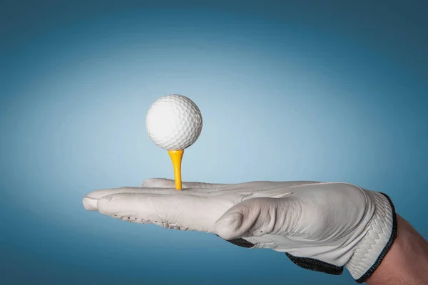 Hombre mano en guante de golf profesional sosteniendo equipo de golf —  Fotos de Stock