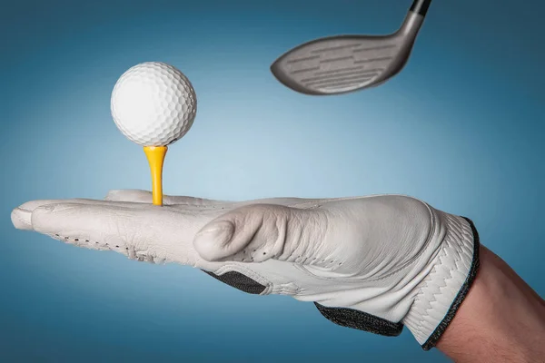 Mann Hand in professionellem Golfhandschuh mit Golfausrüstung — Stockfoto