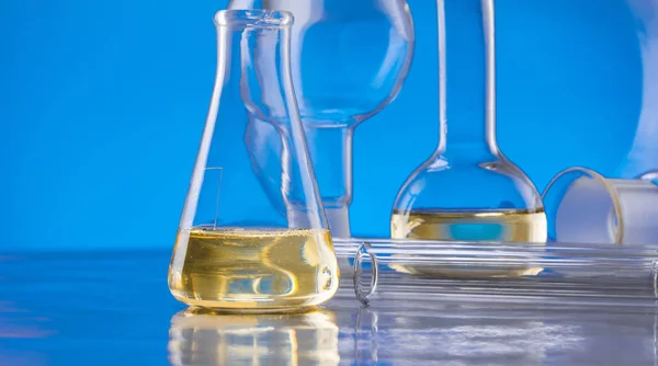 Objectos de vidro para laboratório, investigação e desenvolvimento em laboratório de ciências — Fotografia de Stock