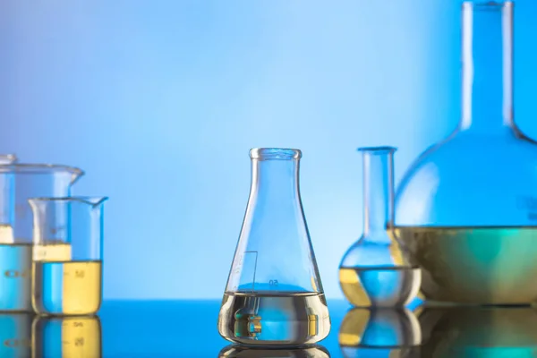 Objectos de vidro para laboratório, investigação e desenvolvimento em laboratório de ciências — Fotografia de Stock