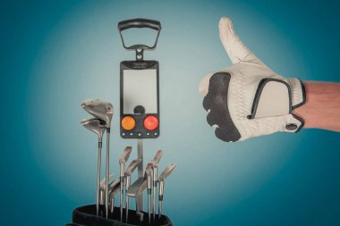 Yeşil ve mavi arka plan üzerinde Studio profesyonel golf ekipmanları