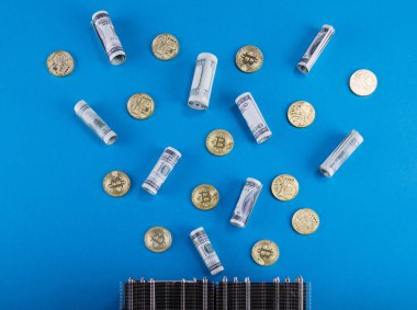 Altın bitcoin Mikri şemalar üzerinde mavi bir arka plan ile. Concep