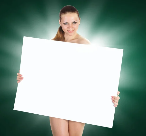 Mulher bonita com uma pose branca vazia em branco no studi — Fotografia de Stock