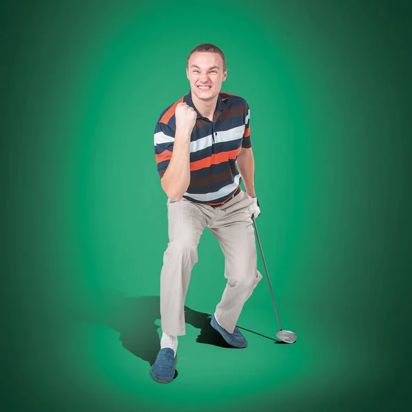 Emocjonalne przystojny golfista gracz poza w studio na niebieski i gree — Zdjęcie stockowe