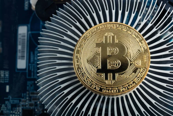 Gouden bitcoin met micro schakelingen op een blauwe achtergrond. De concep — Stockfoto