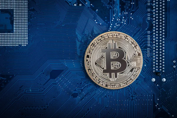 Bitcoin de oro con microcircuitos sobre fondo azul. El cóncavo — Foto de Stock