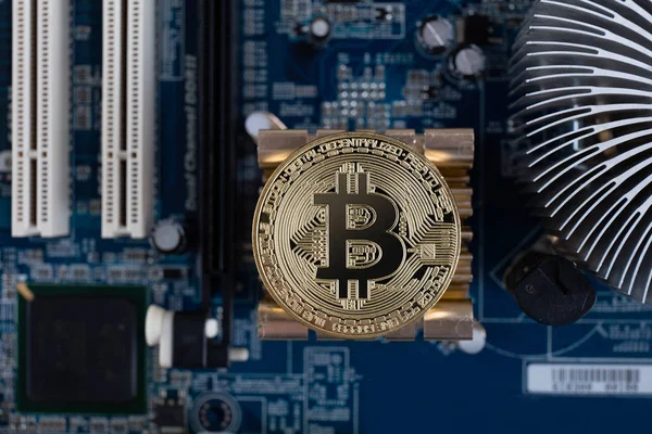 Bitcoin de oro con microcircuitos sobre fondo azul. El cóncavo — Foto de Stock