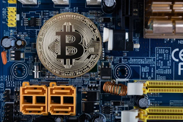 Gouden bitcoin met micro schakelingen op een blauwe achtergrond. De concep — Stockfoto