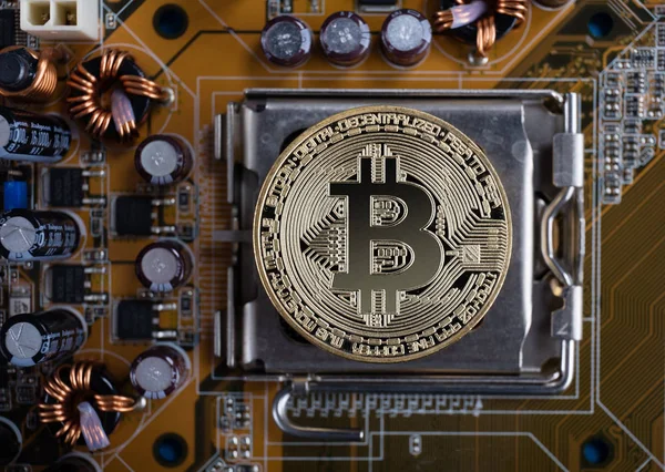 Gouden bitcoin met micro schakelingen op een blauwe achtergrond. De concep — Stockfoto