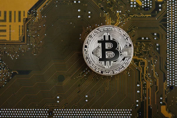 緑の背景に回路とゴールド bitcoin。協奏曲 — ストック写真