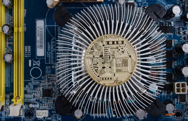 Bitcoin oro con microcircuiti su sfondo blu. Il concep — Foto Stock