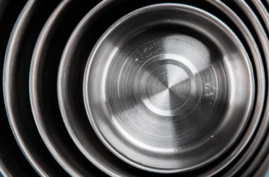 Gri metal çanak farklı boyutlarda. Macrophoto kavramı kara günü.