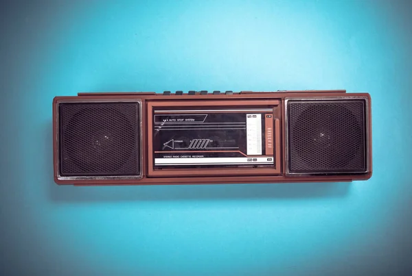 Grabadora de cinta de cassette retro vieja en la mesa en el respaldo delantero —  Fotos de Stock
