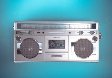 Eski retro blaster kaset kaset kaydedici açık backg tablo