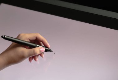 Kadın el profesyonel grafik tablet üzerinde çizim. Siyah backgro