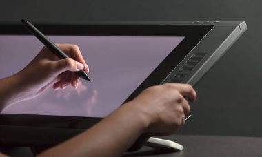 Kadın el profesyonel grafik tablet üzerinde çizim. Siyah backgro