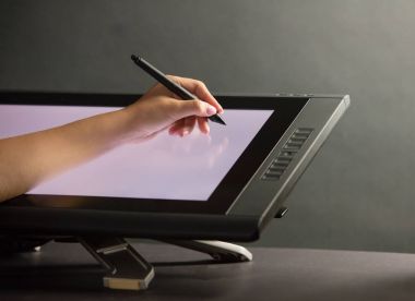 Kadın el profesyonel grafik tablet üzerinde çizim. Siyah backgro