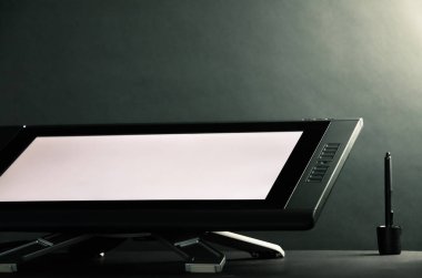 Kadın el profesyonel grafik tablet üzerinde çizim. Siyah backgro