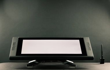Kadın el profesyonel grafik tablet üzerinde çizim. Siyah backgro