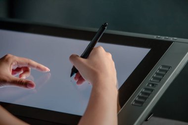 Kadın el profesyonel grafik tablet üzerinde çizim. Siyah backgro