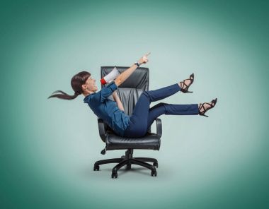 Güzel kız bağırıyor Not oturan yeşil zemin üzerine 