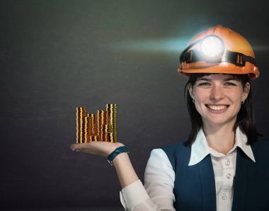 Kask madeni ve bitcoin para destesi ile iş kadını. St