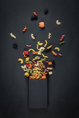 Makarna ambalaj şablon göl kenarında siyah arka plan