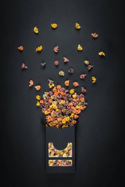 Makarna ambalaj şablon göl kenarında siyah arka plan