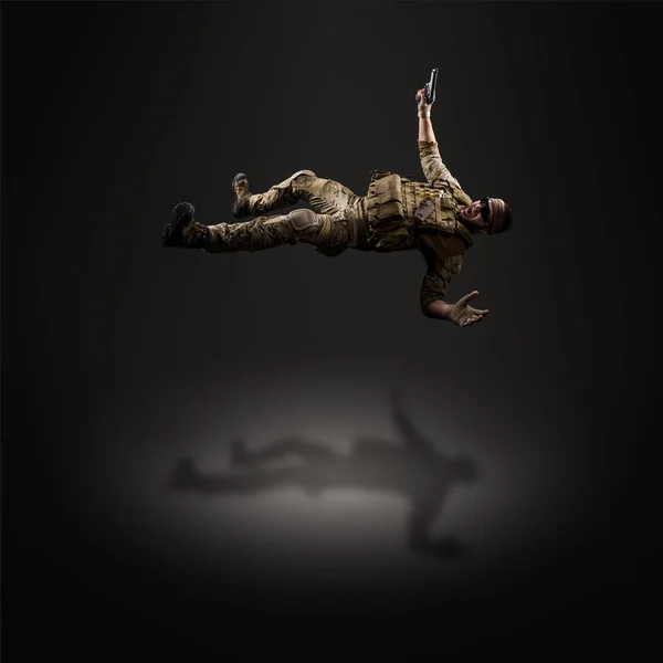 Soldado do Exército dos EUA com arma (efeito de movimento). Filmado em estúdio em b — Fotografia de Stock