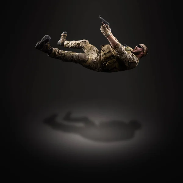 Солдат армии США с пушкой (эффект движения). Съемки в студии на б — стоковое фото