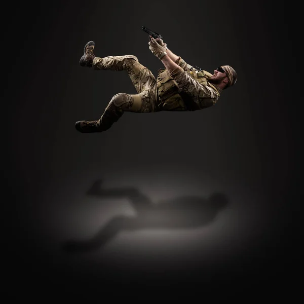 Солдат армии США с пушкой (эффект движения). Съемки в студии на б — стоковое фото